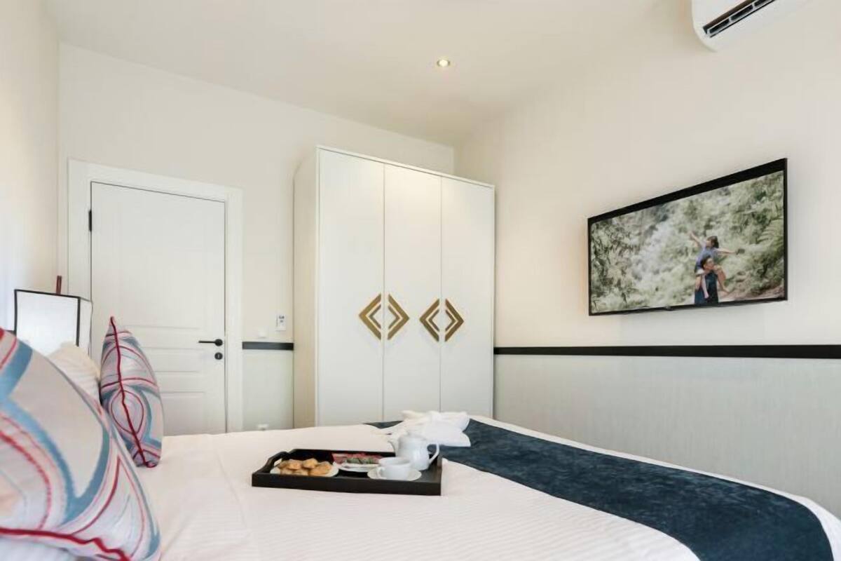 2 bedrooms, premium bedding, in-room safe, desk