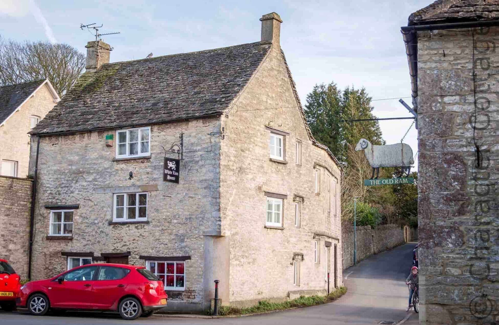 Un edificio de piedra con un cartel que dice "White Lion House".