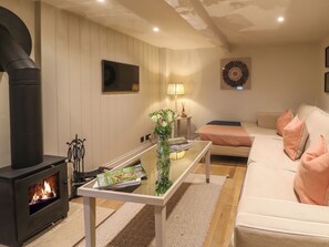 Cottage | Living area | Fireplace - Spinners Cottage (Cheltenham)