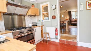 Cottage | Private kitchen | Fridge, electric kettle, toaster, cookware/dishes/utensils