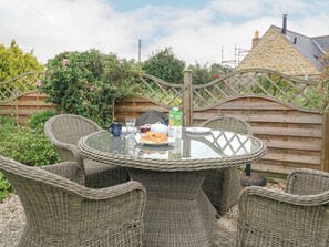 Cottage | Outdoor dining - Honeysuckle Cottage (Banbury)
