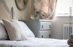 Cottage | Interior - Willow Vale (Broadway)