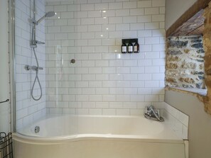 Cottage | Bathroom | Shower, hair dryer