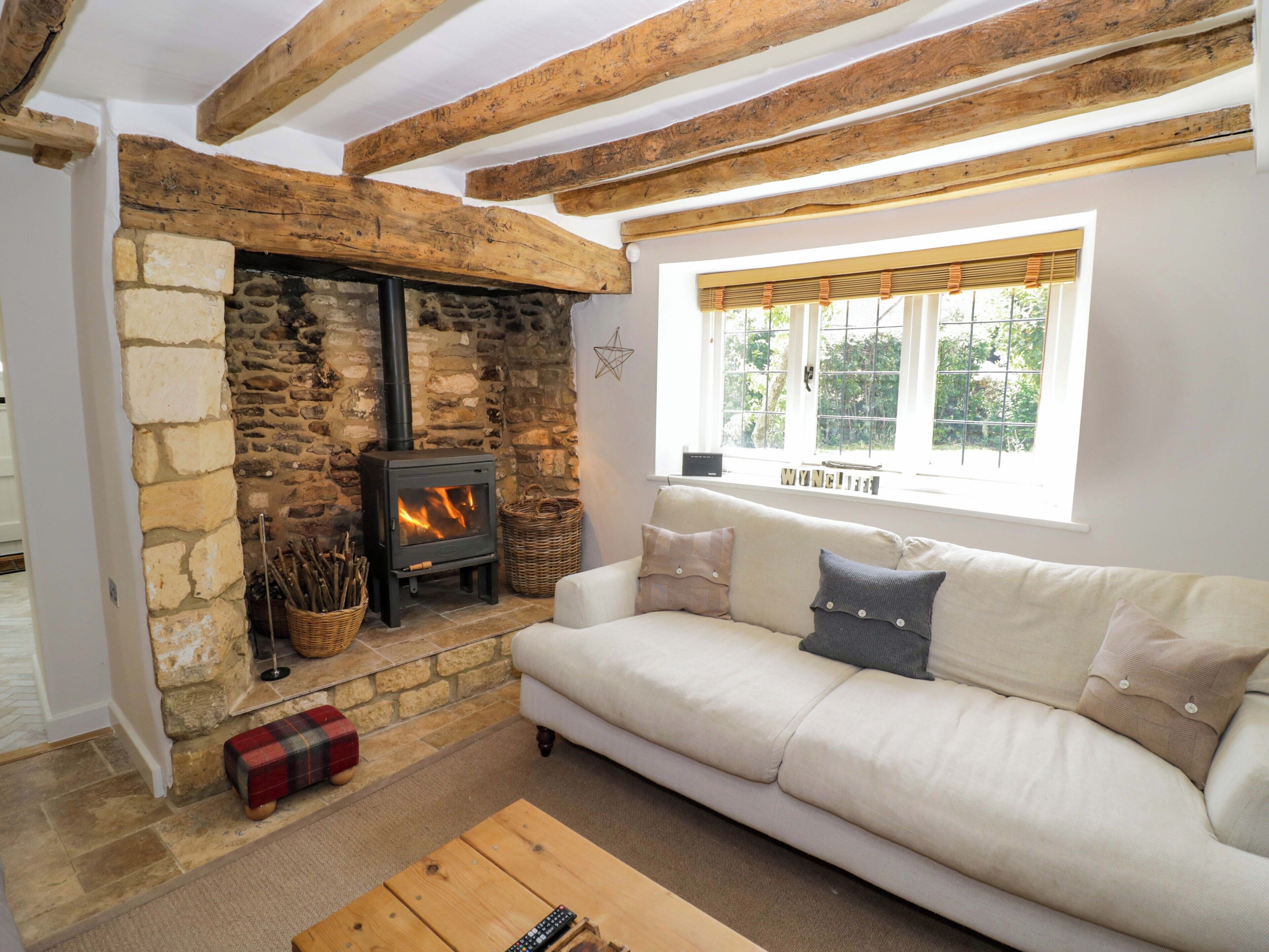Cottage | Living area | Fireplace, DVD player