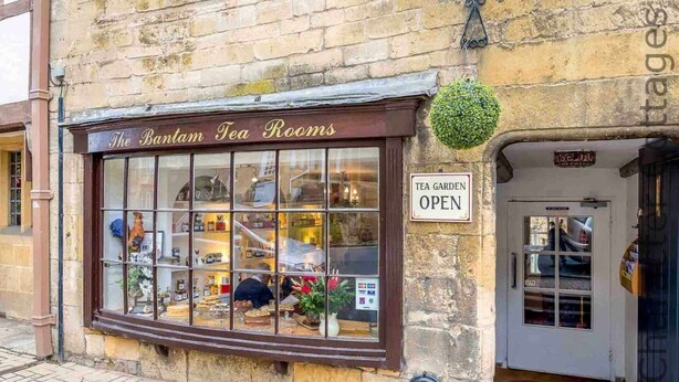 Les salons de thé Bantam, avec une enseigne indiquant la présence d'un jardin où l'on peut déguster du thé, et une présentation d'objets liés au thé.