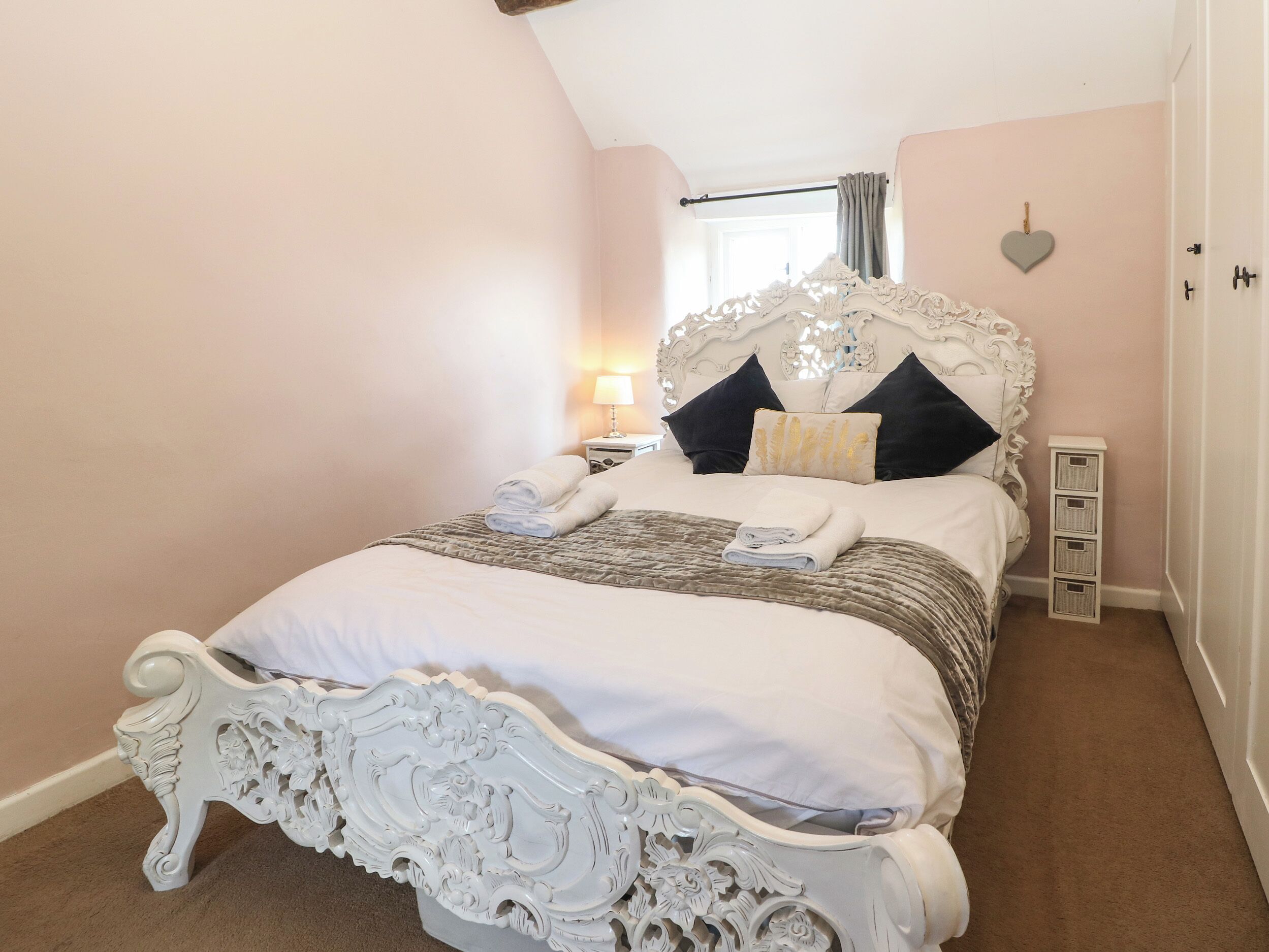 Cottage | 2 bedrooms, individually decorated, individually furnished, free WiFi