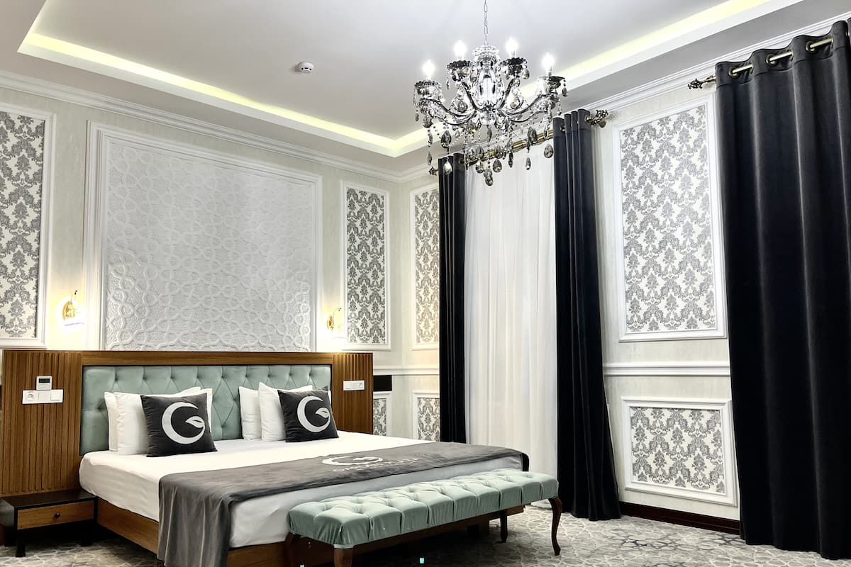 Hypo-allergenic bedding, in-room safe, desk, laptop workspace