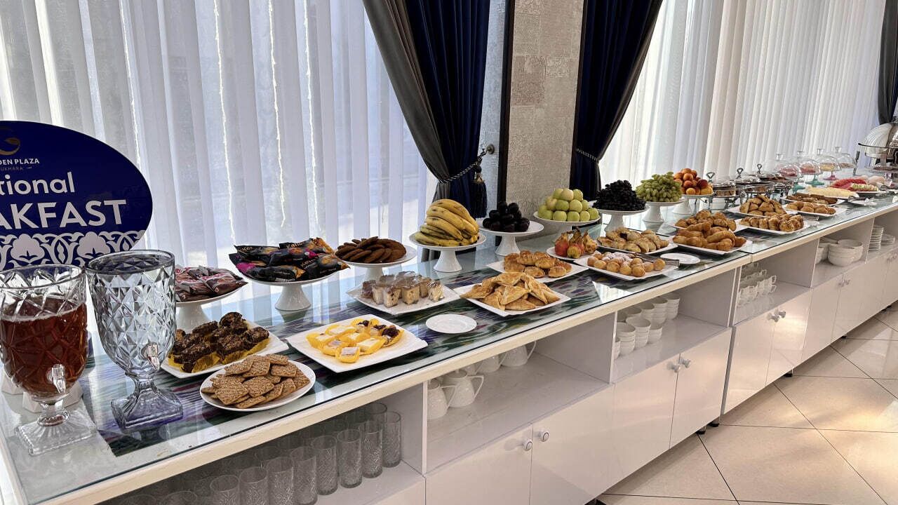 Ein reichhaltiges Frühstücksbuffet mit verschiedenen Speisen und Getränken.