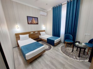 Habitación estándar con 2 camas individuales | Ropa de cama hipoalergénica, caja fuerte, escritorio