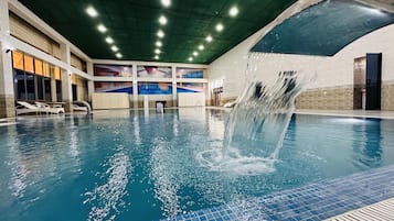 Una piscina cubierta