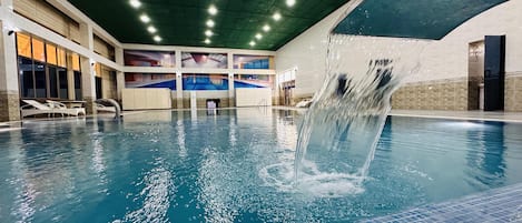 Una piscina cubierta