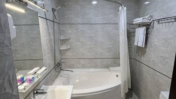 Un baño moderno con ducha, inodoro y lavamanos.