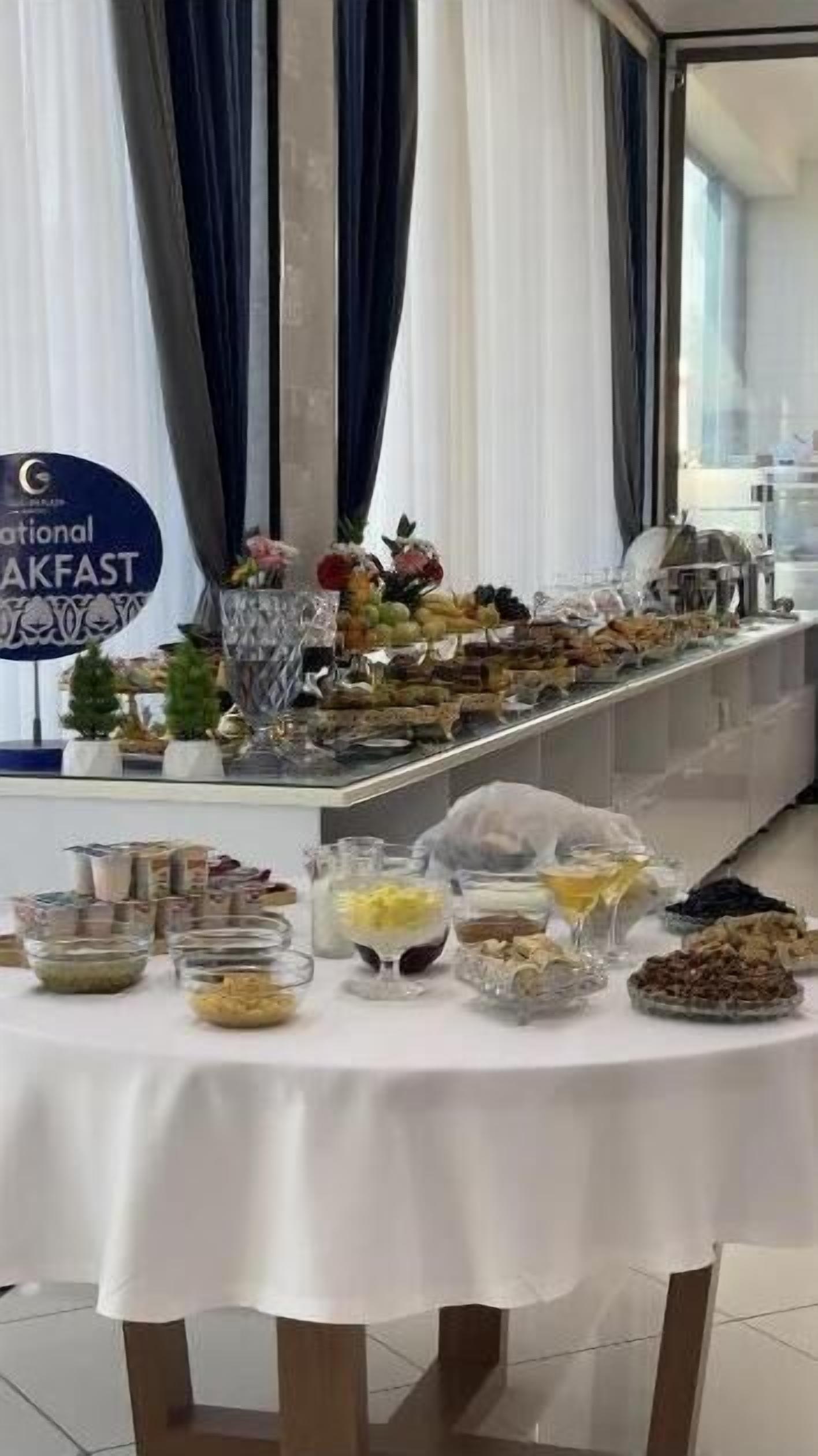 Un buffet proposant divers plats et une pancarte indiquant « Petit-déjeuner national ».
