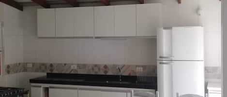 Frigorifero, forno, piano cottura, pentole/stoviglie/utensili