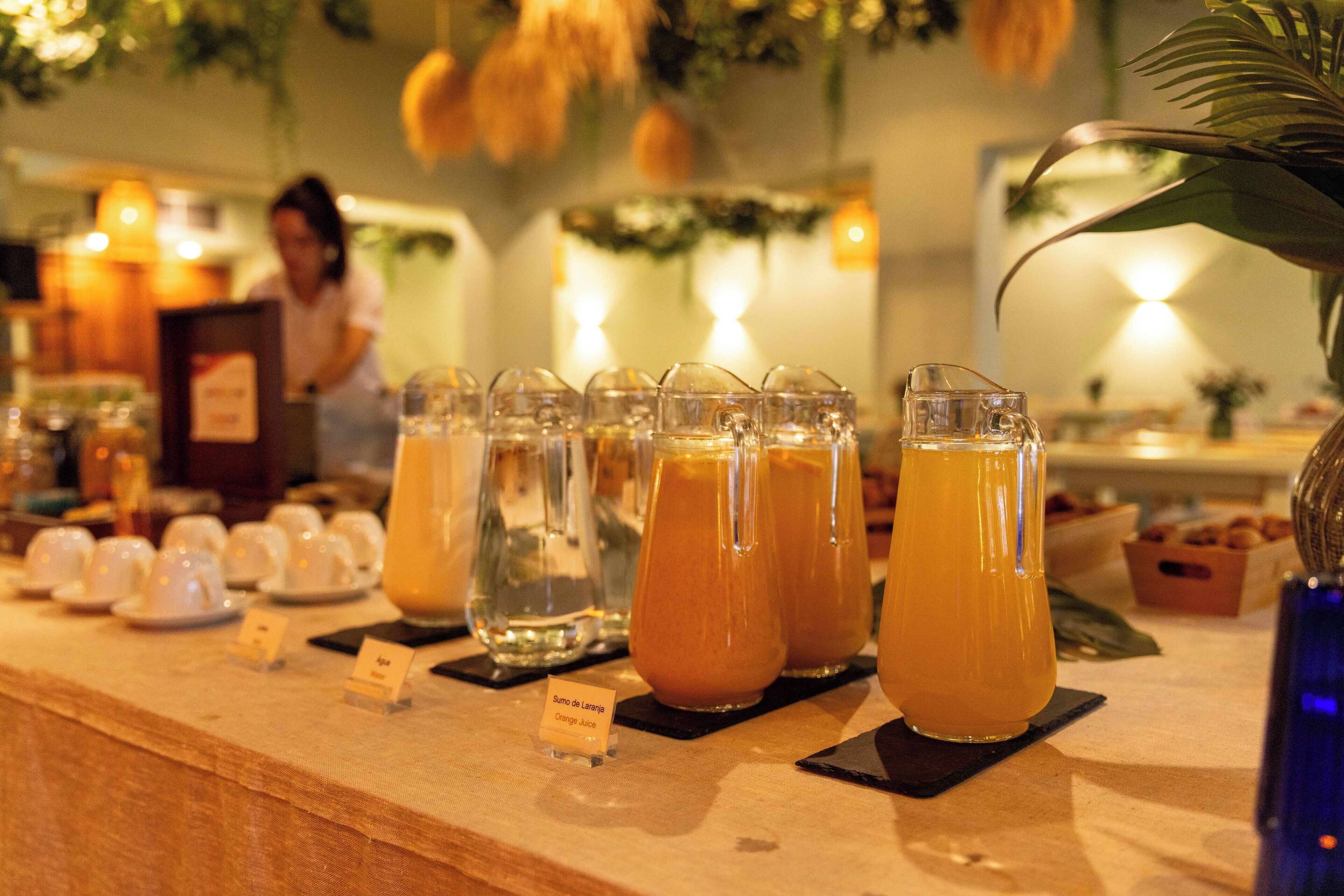 Un bar proposant diverses boissons, avec une enseigne indiquant : « Jus d’orange Sumo de Larang ».