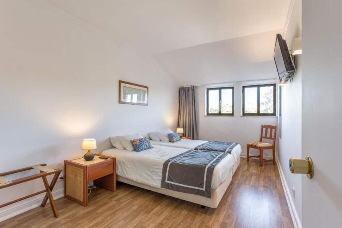 In-room safe, laptop workspace, bed sheets