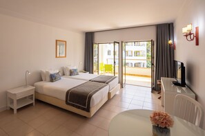 Estudi estàndard, 2 llits individuals | Espai de treball apte per a portàtils i roba de llit 