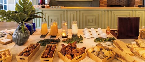 Frukostbuffé varje dag (EUR 12 per person)