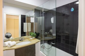 Standard Studio, 2 Single Beds | Bathroom | Combined shower/bathtub, hair dryer, bidet, towels - Clube do Lago Hotel (Cascais)