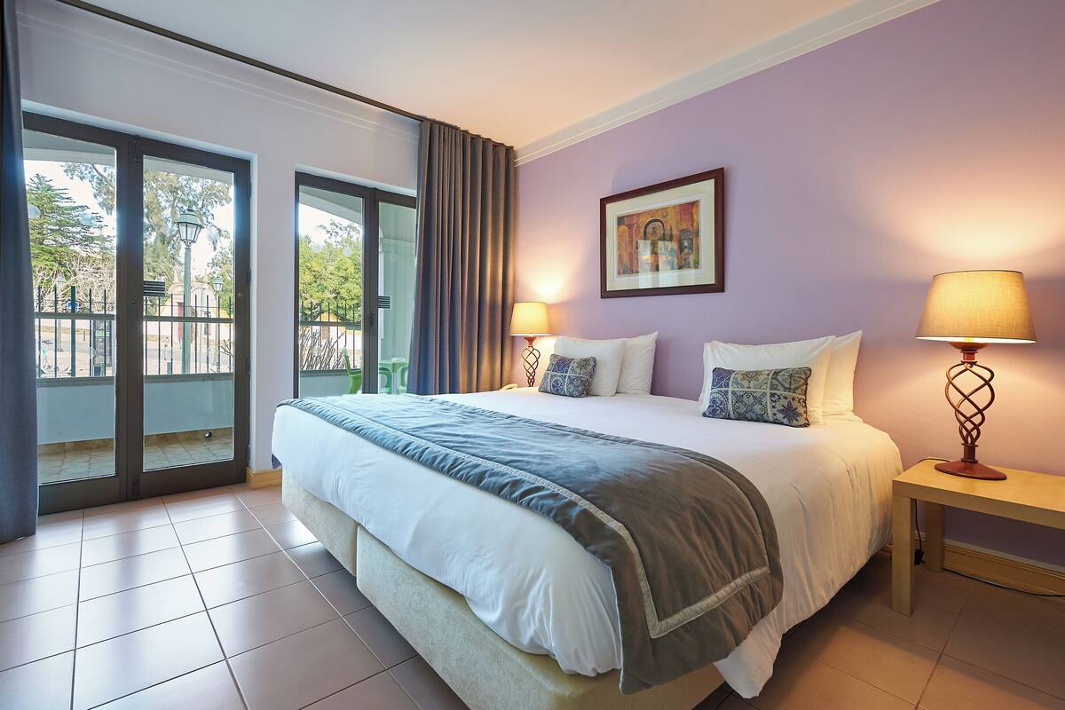 In-room safe, laptop workspace, bed sheets