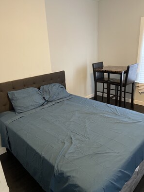 1 habitación, wifi y ropa de cama