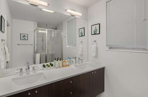 Bañera, secador de pelo y toallas