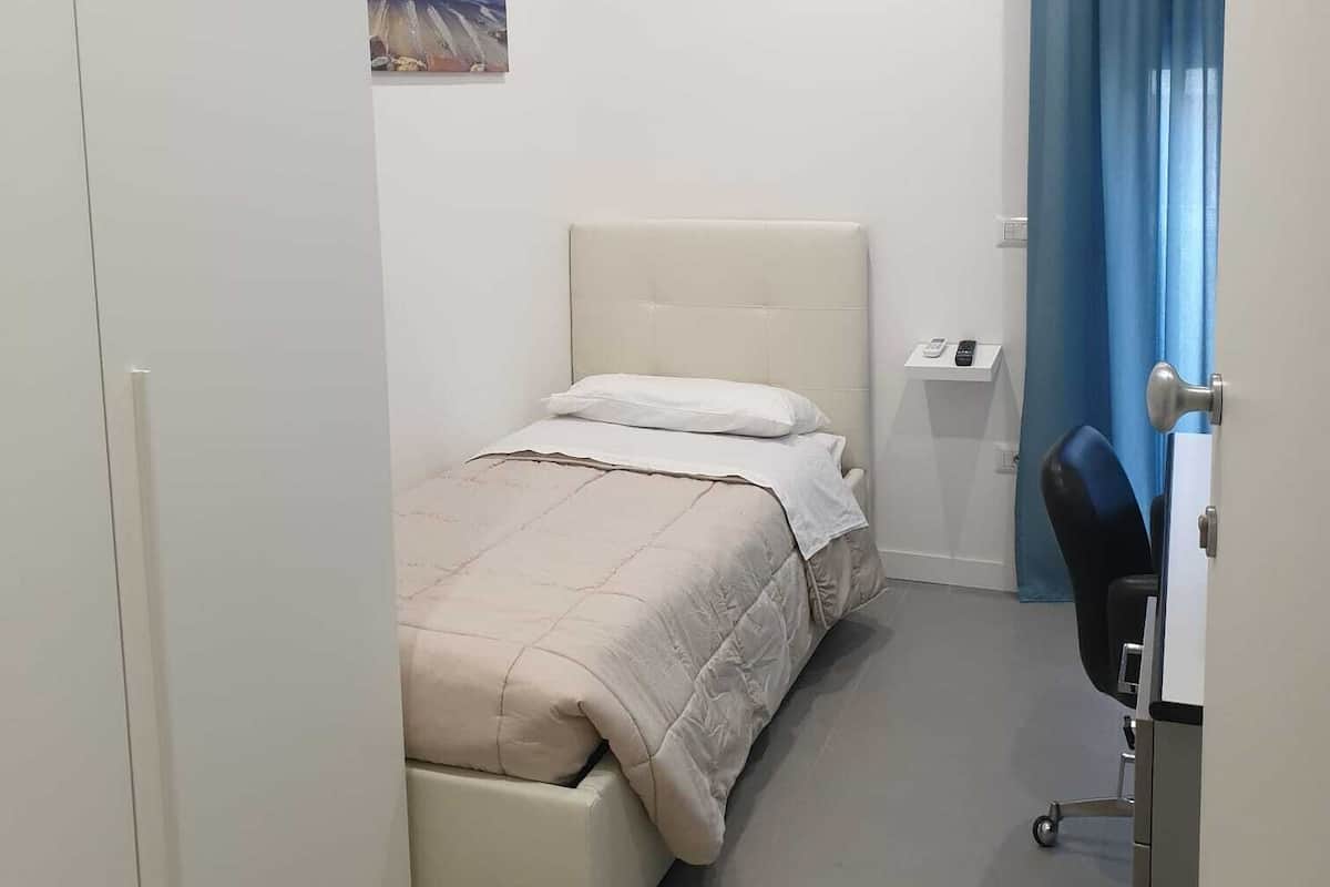 Basic Single Room, Private Bathroom, Courtyard View