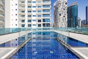 Hồ bơi ngoài trời, mở cửa từ 8:00 đến 20:00, ghế dài tắm nắng 