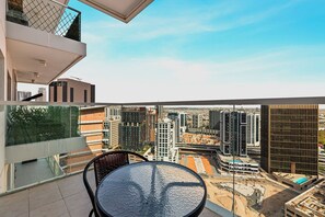 Studio with Kitchen & Balcony | Balcón