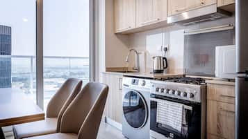 One bedroom family apartment with Kitchen & Balcony | 私人廚房 | 大型雪櫃/冰箱、微波爐、焗爐、爐具