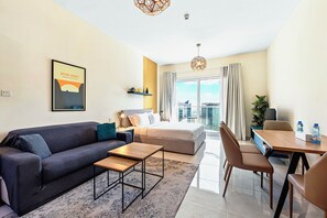 Deluxe Studio with Kitchen and Balcony | 客房内保险箱、特色装修、特色家居、遮光窗帘