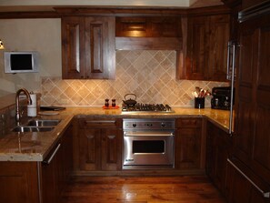 冷蔵庫、電子レンジ、オーブン、コンロ