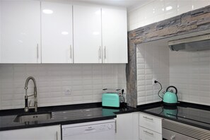 Private kitchen - Santa Marta Apartment by Trip2Portugal (Lisbon)