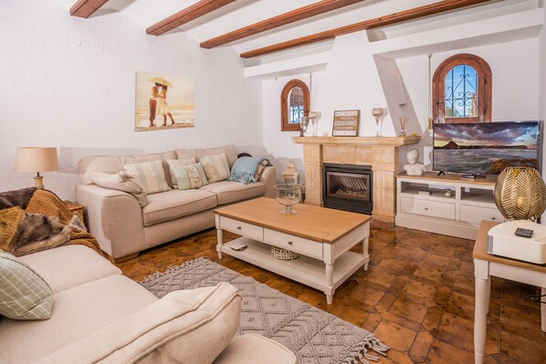 Smart TV, fireplace