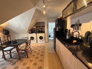 Kylskåp, mikrovågsugn, ugn och spishäll