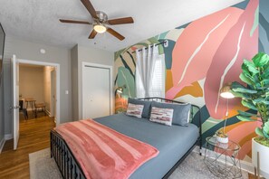 4 habitaciones, tabla de planchar con plancha y cuna de viaje 