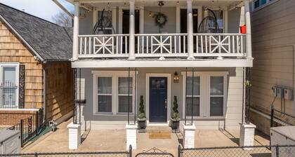 3 KING Beds + Walk to River Market + Coffee