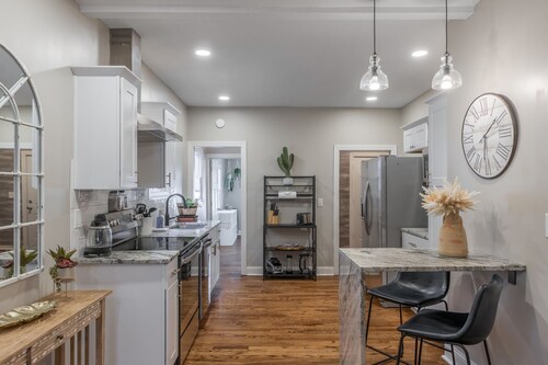 3 KING Beds + Walk to River Market + Coffee