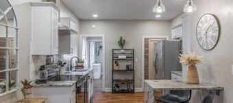 3 KING Beds + Walk to River Market + Coffee