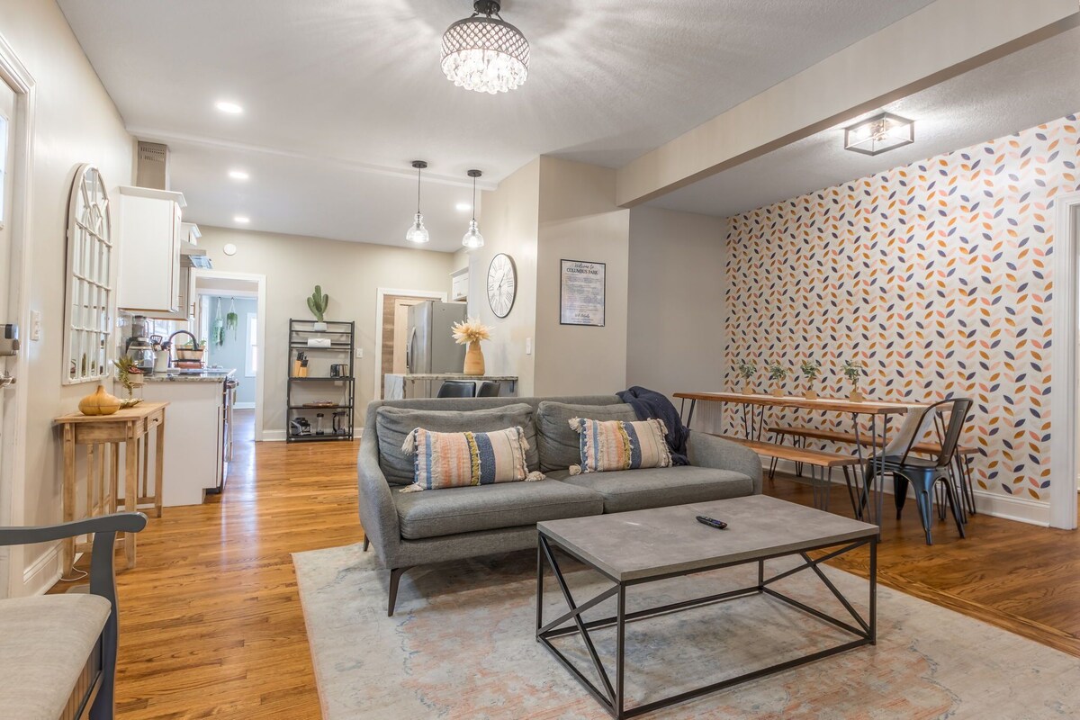 3 KING Beds + Walk to River Market + Coffee