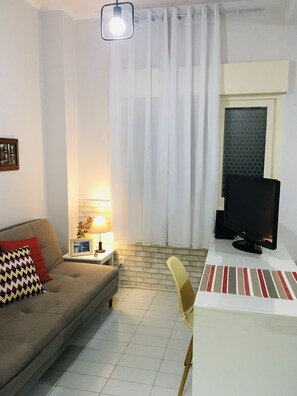 TV - COZY KITNET BY THE SEA (SANTOS)