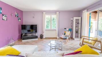 3 bedrooms, iron/ironing board, free WiFi, bed sheets