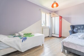 3 slaapkamers, een strijkplank/strijkijzer, gratis wifi, beddengoed