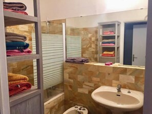Bathtub, bidet