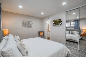 3 bedrooms, iron/ironing board, travel crib, free WiFi - Funtierland + Adventure House + Close to Disney + Renovated+ Pool (Anaheim)