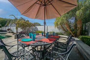 Outdoor dining - Funtierland + Adventure House + Close to Disney + Renovated+ Pool (Anaheim)