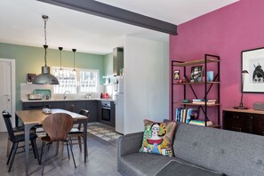 Smart TV, fireplace, books, stereo