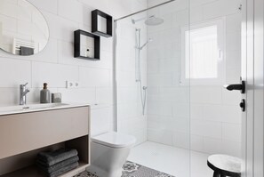 Shower, hair dryer, towels, soap - Alicante House. Relax and design in a unique environment. (Busot)