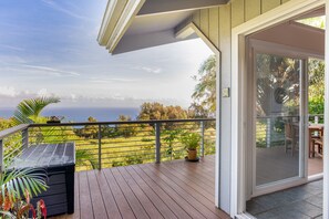 Terrace/patio - Charming home with balcony, washer/dryer & free WiFi – stunning ocean views (Honokaa)