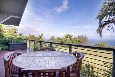 Charming home with balcony, washer/dryer & free WiFi – stunning ocean views